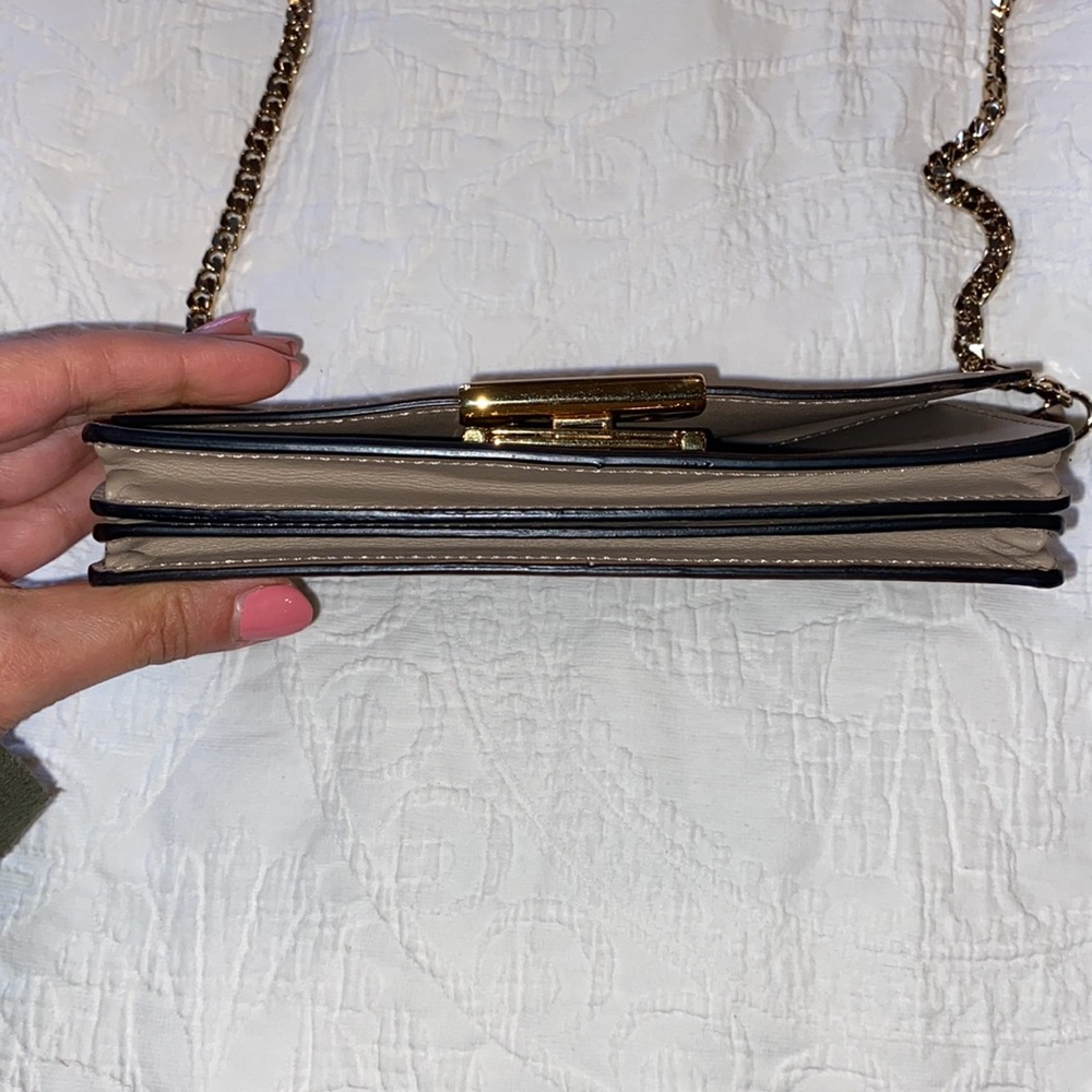 Authentic Burberry WOC in excellent condition. - Picture 6 of 7